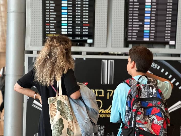 נתב"ג, הבוקר. לוח הטיסות מתחיל להתמלא