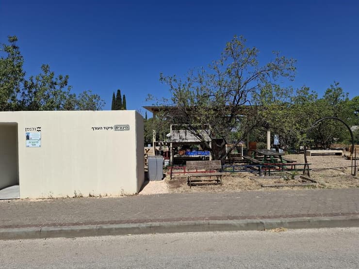 מיגונית סמוך לגינה הקהילתית בשניר