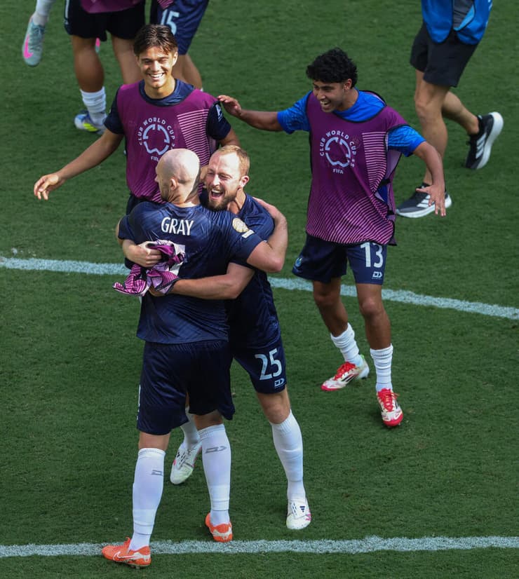 "הגשמת חלום". כריסטיאן גריי ומייקל דן הייר חוגגים (Richard Pelham/AFP) שחקני אוקלנד סיטי כריסטיאן גריי ומייקל דן הייר חוגגים