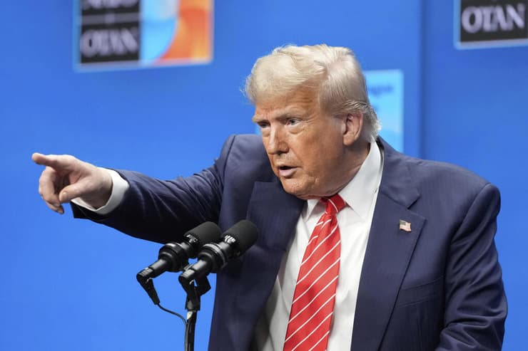 "סעיף 5? בגלל זה אני כאן". טראמפ בהאג (צילום: AP Photo/Markus Schreiber) נשיא ארה"ב דונלד טראמפ פסגת נאט"ו