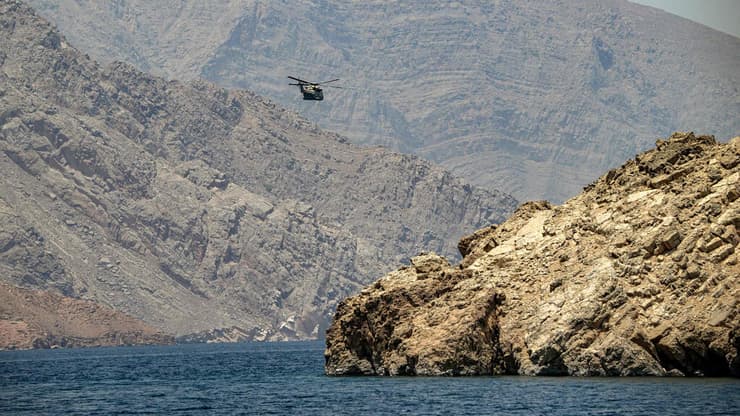 מסוק של צבא עומאן מעל מיצרי הורמוז