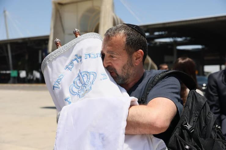 אחד העולים שהגיע עם ספר תורה (צילום: סיוון שחור, לע"מ) אחד העולים שהגיע עם ספר תורה