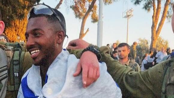 סמל שחר מנואב (באדיבות המשפחה) סמל שחר מנואב ז"ל, מהארכיון המשפחתי