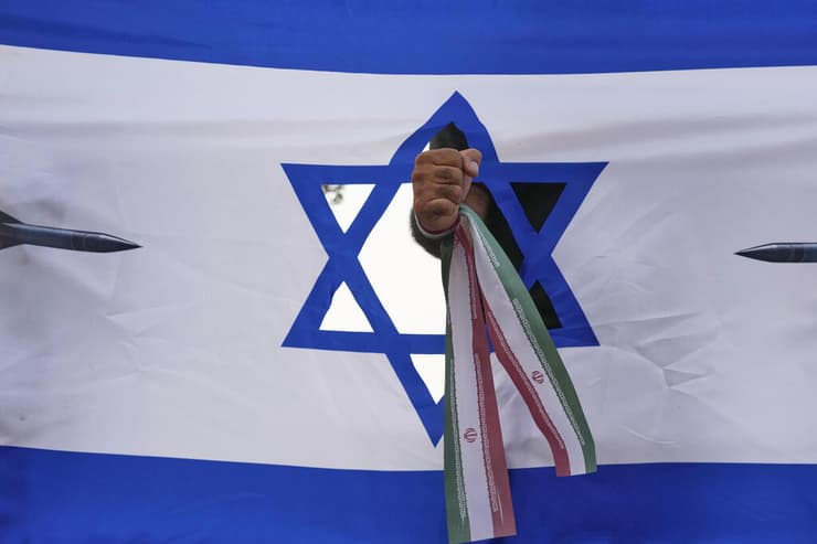 איראן טהרן תומך משטר מניף אגרוף עם סרט איראני דרך דגל ישראל