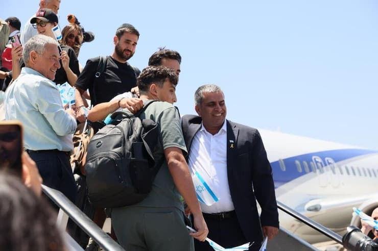 שר הקליטה ובכירים נוספים קיבלו את פני העולים (צילום: סיוון שחור, לע"מ) שר הקליטה ובכירים נוספים קיבלו את פני העולים