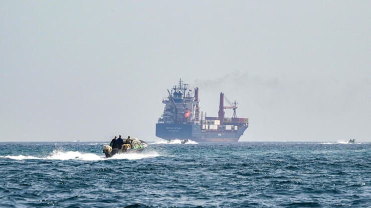 אוניה ששטה במיצרי הורמוז (צילום: Giuseppe CACACE / AFP) אוניה מיצרי הורמוז עומאן