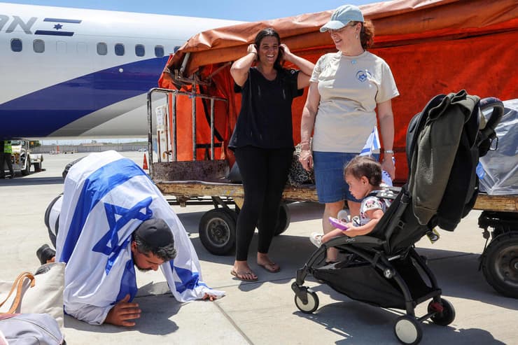 עולים חדשים בנתב"ג (צילום: Jack Guez / AFP) עולים חדשים בנתב"ג