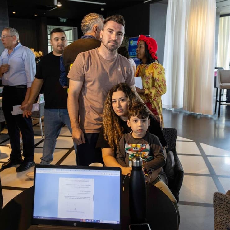 נינה שריינר ושגיא קין עם בנם מייקל במלון "לאונרדו בוטיק". "החרדות מתחילות לצוץ בערב" (צילום: אביגיל עוזי) נינה שריינר ושגיא קין עם בנם מייקל במלון "לאונרדו בוטיק"