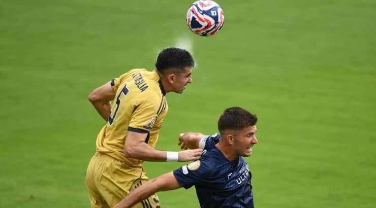 רודריגו בטאליה עולה לנגיחה (רויטרס) רודריגו בטאליה עולה לנגיחה