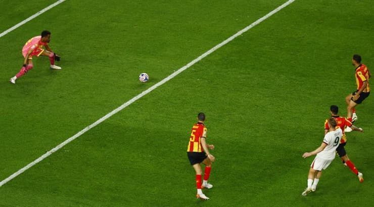 ליאם דלאפ בועט לפינת השער (רויטרס) ליאם דלאפ בועט לפינת השער