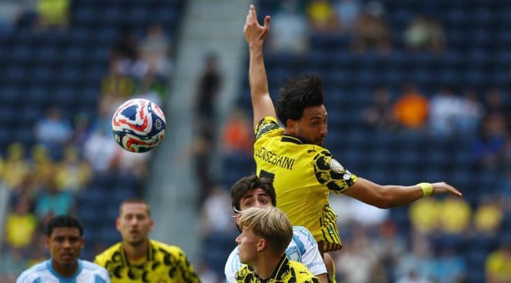 רמי בנסביאייני עולה לכדור (רויטרס) רמי בנסביאייני עולה לכדור