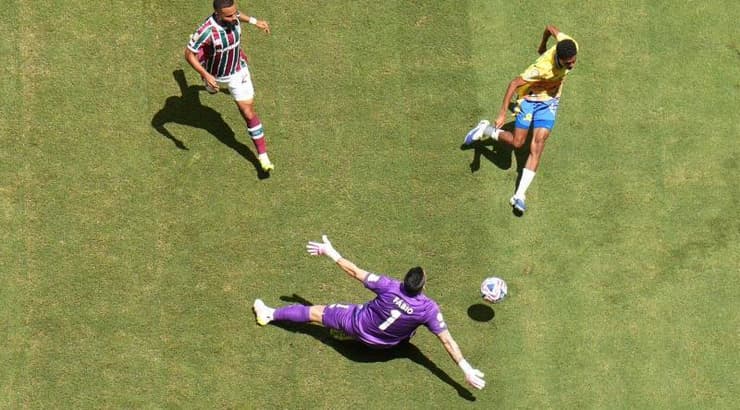 פאביו עוצר את טאשריק מתיוס (רויטרס) פאביו עוצר את טאשריק מתיוס