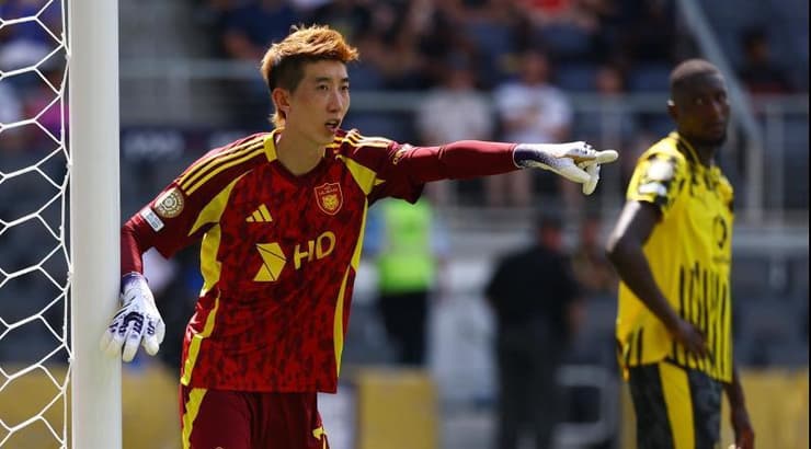 היוון וו מסדר את ההגנה (רויטרס) היוון וו מסדר את ההגנה