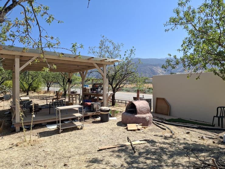 יש גם טאבון בגינה