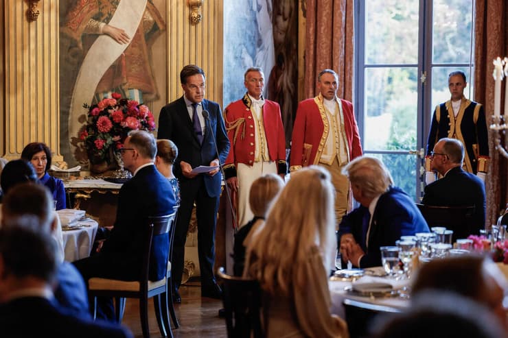 מזכ"ל נאט"ו מארק רוטה נואם כש טראמםפ מביט בו ב פסגת נאט"ו ב האג הולנד