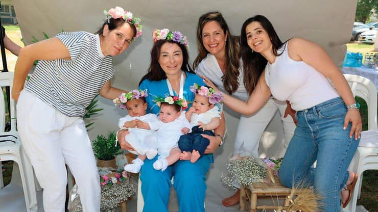 האימהות והתינוקות - דינה וינברגר (אימא של אופק), הילה גורש (אימא של קדם), רוזי אסרס (אימא של מאור) יחד עם האחות האחראית במחלקה להיריון בסיכון גבוה בקפלן מננה מיכאלי