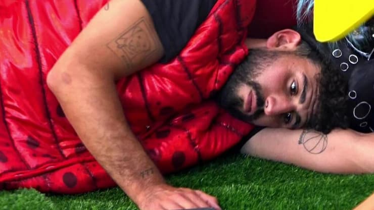 רגע של התבוננות ומדיטציה. מתוך "האח הגדול" (צילום: באדיבות רשת 13) מתוך "האח הגדול"