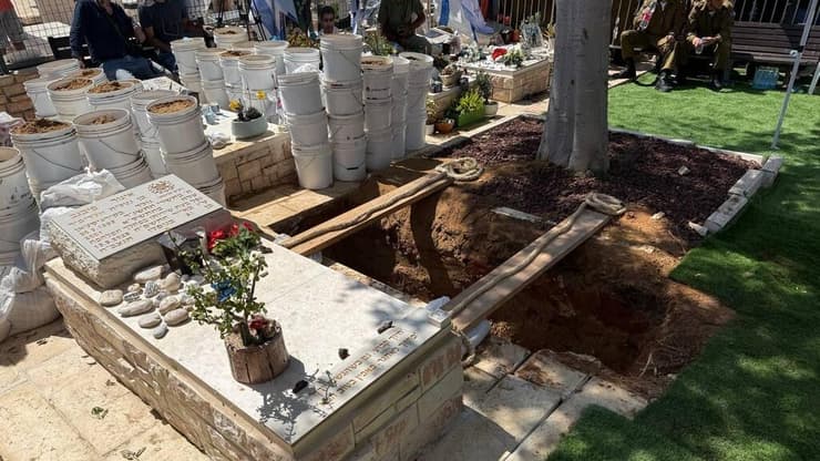 שחר מנואב ז"ל נקבר צמוד לקבר של השוטר איגור פיבנב