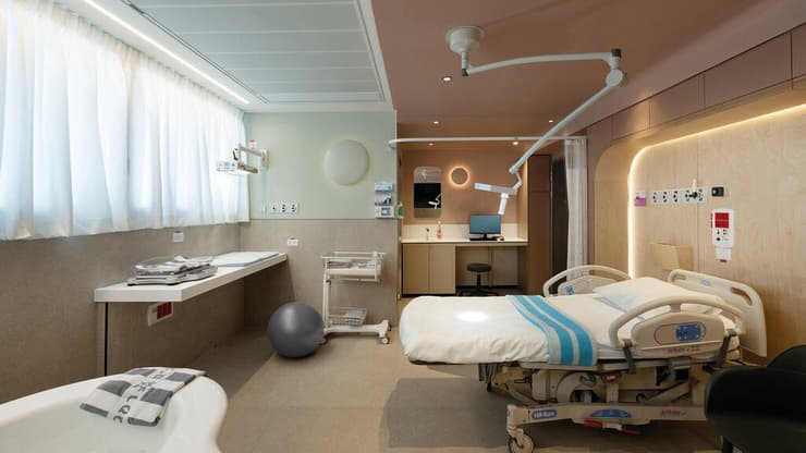 חדרי הלידה במרכז הרפואי רמב"ם. תכנון: אדריכל יובל כנעני (צילום: גדעון לוין) חדרי הלידה במרכז הרפואי רמב"ם. תכנון: אדריכל יובל כנעני