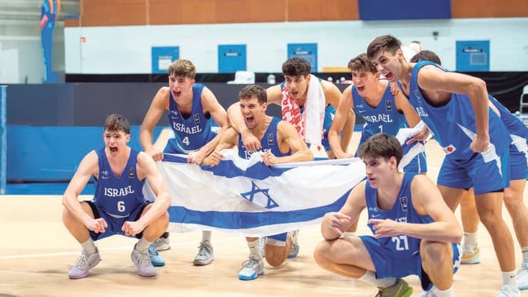 יעשו היסטוריה. בשורה עליונה: אביב הנקין, אורן סהר, ג'ול כארם, מירון כץ, רני בלגה. בשורה תחתונה: גבי ארטמנקו, עומר מאייר, תמיר גולד. (צילום: FIBA.COM) שורה עליונה: אביב הנקין, אורן סהר, ג'ול כארם, מירון כץ, רני בלגה. שורה תחתונה: גבי ארטמנקו, עומר מאייר, תמיר גולד.