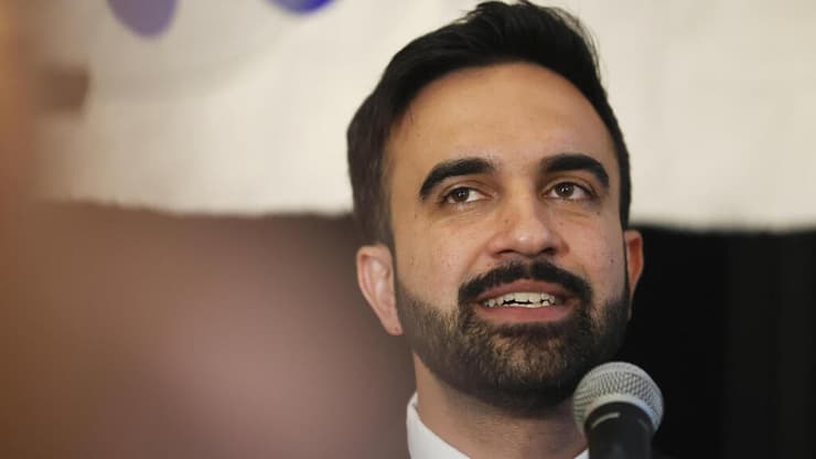 ממדאני. "קרן פנסיה שרוכשת אג"ח של ישראל - אינדיקציה ברורה לניגוד לערכים שלנו" (צילום: AP Photo/Heather Khalifa) זוהראן ממדאני ניצח בפריימריז של המפלגה הדמוקרטית לראשות העיר ניו יורק