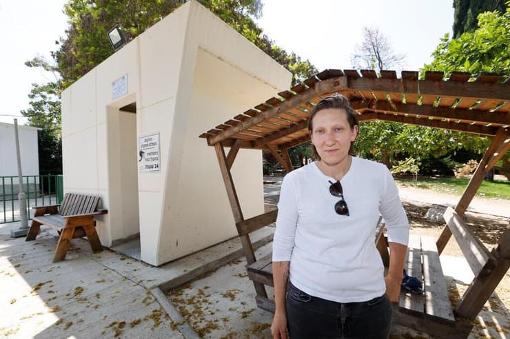 אלבירה גרינשטיין, מתארחת בקיבוץ יחד עם בת זוגה קטיה ובתם נעמי. "לא נשלול אפשרות להישאר באזור" (צילום: גדי קבלו) אלבירה גרינשטיין מתארחת יחד עם בת זוגה זוגה קטיה ובתם נעמי