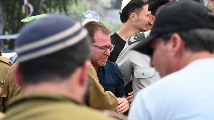 אביו של מתן שי ישינובסקי ז"ל, בהלווייתו