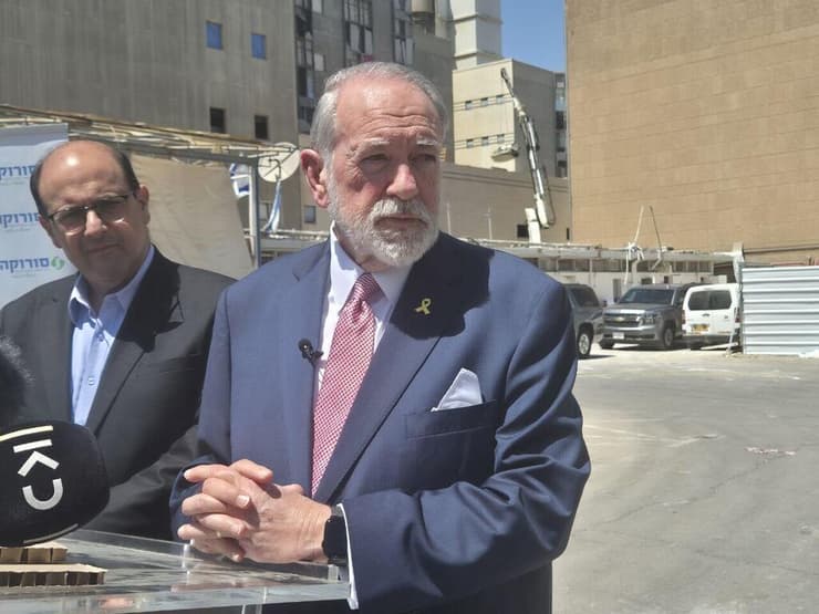 מייק האקבי מבקר בבי"ח סורוקה