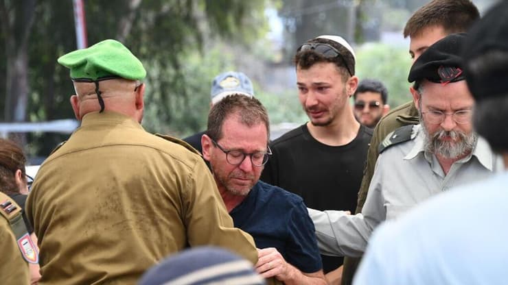 אביו של מתן שי ישינובסקי ז"ל, בהלווייתו