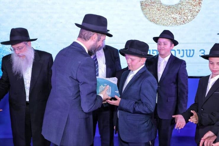 הנערים קיבלו תפילין וטליתות