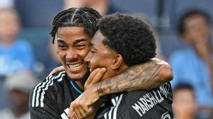 טוקלומטי (משמאל) חוגג עם ג'הקיל מרשל-ראטי 