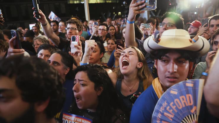 תומכיו של ממדאני לאחר הניצחון. "ההצעות שלו מדברות לצעירים, אבל ההתייקרות תתגלגל גם אליהם" (צילום: AP Photo/Heather Khalifa) תומכיו של ממדאני לאחר הניצחון