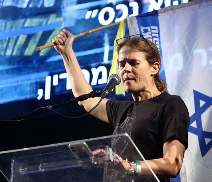 שקמה ברסלר בהפגנת “שמים סוף לטירוף" בכיכר רבין (צילום: מוטי קמחי ) שקמה ברסלר בהפגנת “שמים סוף לטירוף" בכיכר רבין