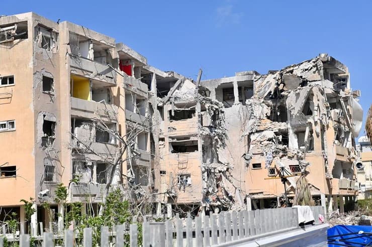 אמיל שושן ואשתו שרה שושן נפצעו מטיל ששוגר מאיראן לביתם בחולון