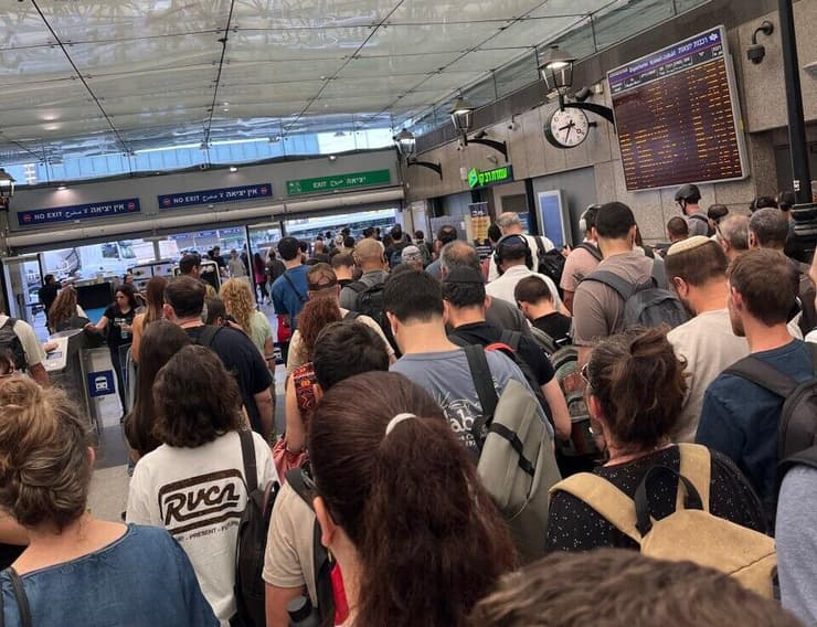 עומס בתחנת רכבת השלום בעקבות סגירה של היציאה הדרומית