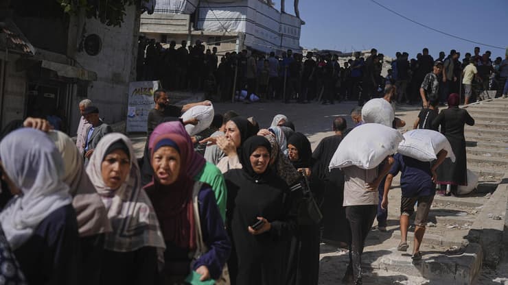 בצפון הרצועה רוב הסיוע נבזז (צילום: AP Photo/Jehad Alshrafi) חלוקת סיוע הומניטרי בצפון הרצועה