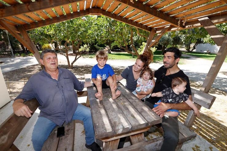 רובי ומעיין ועקנין עם שלושת ילדיהם ויאיר שוורץ מהקיבוץ