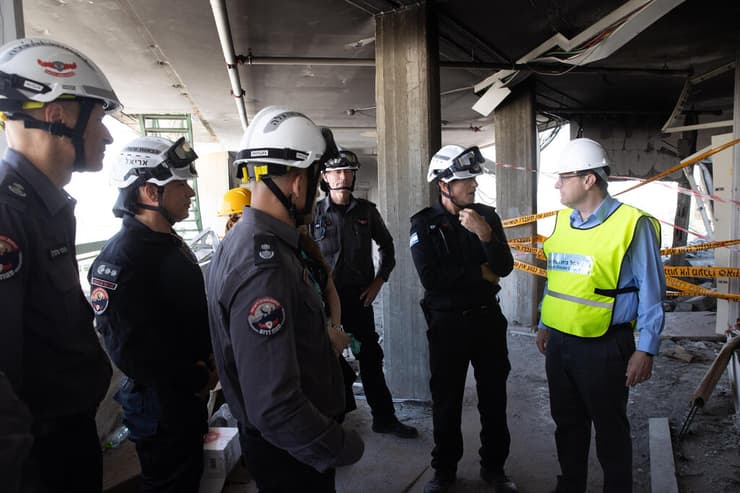  פרופ' שלומי קודש עם הצוותים בבניין של בית החולים סורוקה שנפגע ישירות