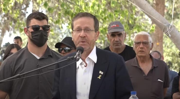 נשיא המדינה בהלווייתה של עפרה קידר ז"ל (צילום: דוברות קיבוץ בארי) נשיא המדינה בהלווייתה של עפרה קידר ז"ל