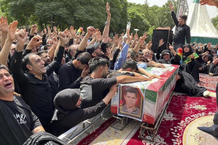 הלוויה ב איראן טהרן להרוגי הרוגים ב מלחמה מול ישראל מבצע עם כלביא