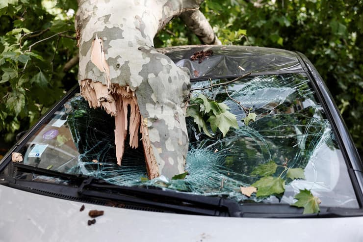 צרפת סערה הרוגים פריז