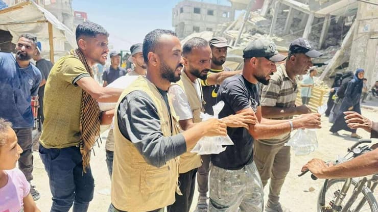 חמולת קטאטוה מאבטחת את חלוקת הסיוע בחאן יונס