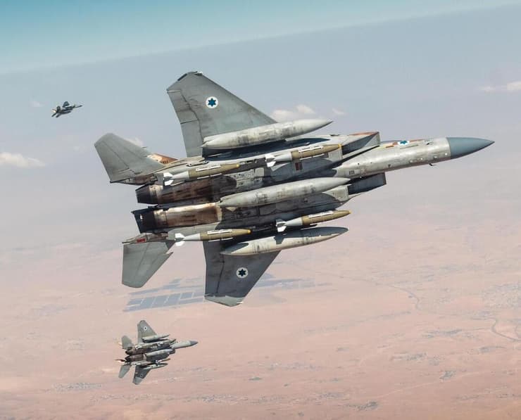 "מכת הפתיחה הייתה מפתיעה ומכריעה". חיל האוויר בדרך להפצצה (צילום: דובר צה"ל) מטוסי קרב של חיל האוויר ממריאים לתקיפה בטהרן