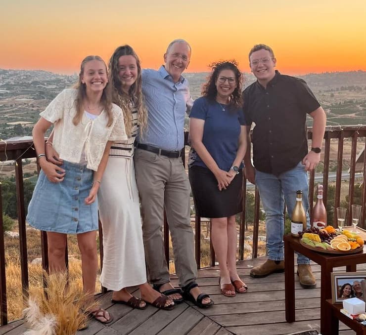 הרב די לצד ארוסתו עליזה ומשפחתו