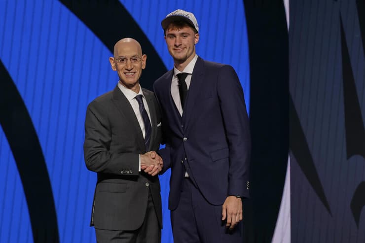 פלאג עם הקומישינר אדם סילבר