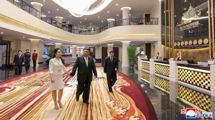 קים ג'ונג און ובתו קים ג'ו אה צועדים בתוך מלון במהלך טקס לציון סיום הקמת אזור התיירות החופי וונסאן-קלמה, בעיר וונסאן שבצפון קוריאה.