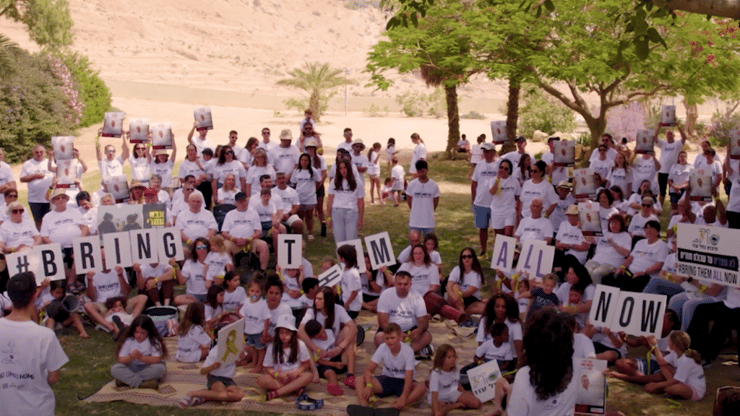 חברי קהילת נחל עוז בביצוע השיר "עוד ניפגש" (צילום: אלירן דמרי, היאלי גיל, ארי גילעד) חברי קהילת נחל עוז בביצוע השיר "עוד ניפגש"