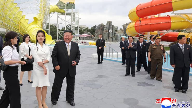 שליט צפון קוריאה קים ג'ונג און, בתו קים ג'ו אה  ורעייתו רי סול ג'ו, באתר התיירות החופי וונסאן-קלמה שבמחוז קאנגוון צפון קוריאה