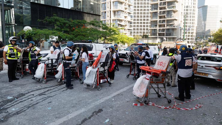 חילוץ פצועים לאחר נפילת הטיל האיראני ברמת גן