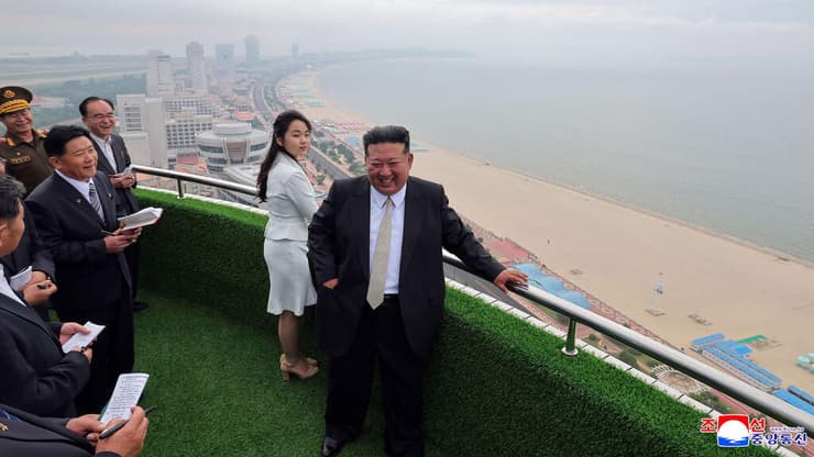שליט צפון קוריאה קים ג'ונג און ובתו קים ג'ו אה באתר התיירות החופי וונסאן-קלמה שבמחוז קאנגוון
